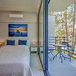 Comfortable With A Garden And A Pool פוביירובו