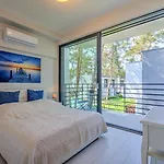 Comfortable With A Garden And A Pool בית נופש