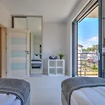 Comfortable With A Garden And A Pool פוביירובו